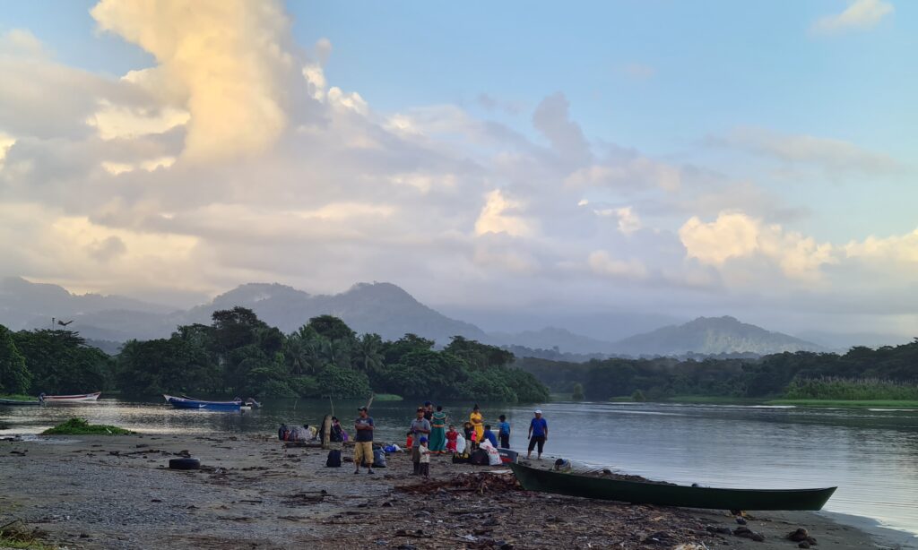 Indigenos esperando Taxi de agua en Calovebora