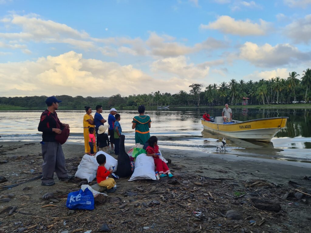 Indigenos esperando Taxi de agua en Calovebora 2